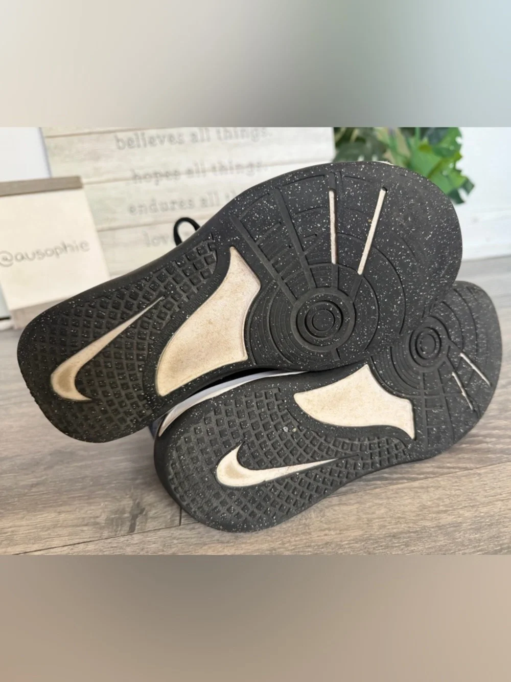 Nike Kids Omni Multicourt GS Low Top Sneakers in Black & White. Size 4.5y